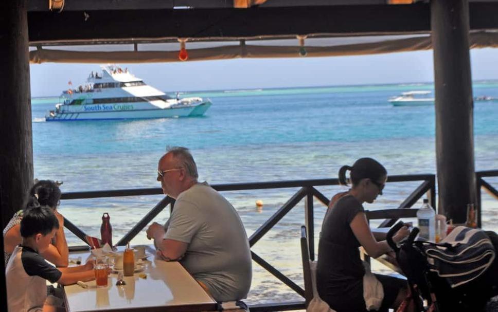 Ratu Kini Dive & Stay Isla Mana Exterior foto